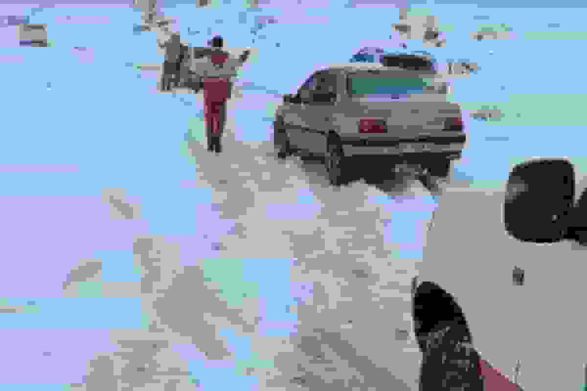 نجات ۲۲ خودرو گرفتار در برف و کولاک در کاشان؛ محور کامو مسدود شد