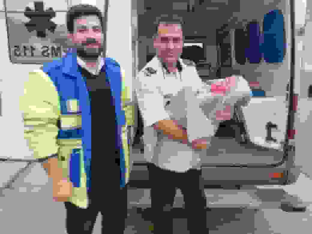 زایمان موفق مادر باردار در آمبولانس اورژانس ۱۱۵ در میان برف و کولاک