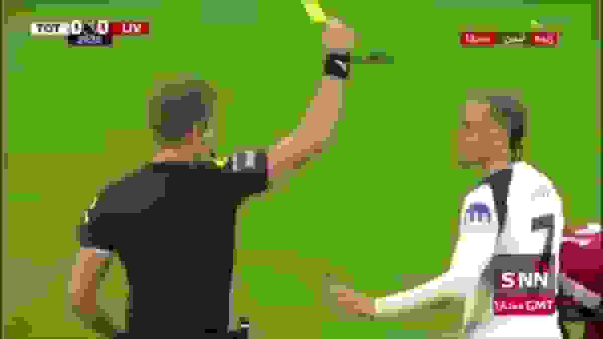 اخراج ژاوی سیمونز در دقیقه ۳۳ در بازی تاتنهام مقابل لیورپول