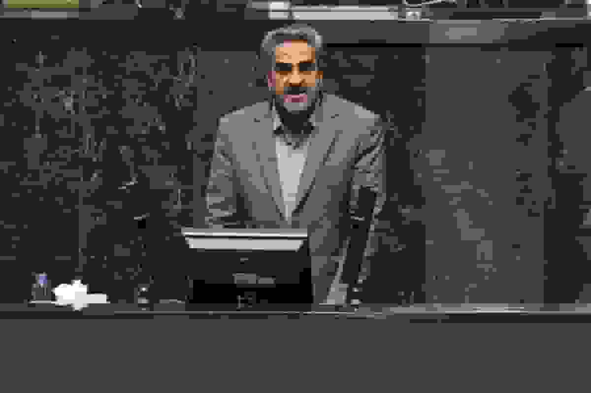 نماینده اصفهان: آیا حکم بانک آینده فقط انحلال است؟ باید سهامدار متخلف بازداشت شود