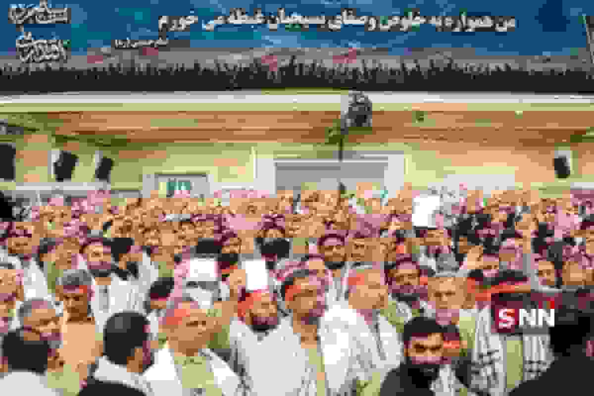 لحظاتی از سرودخوانی بسیجیان در مراسم روز بسیج در حسینیه امام خمینی (ره)