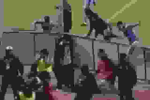 فوتبال با ۱۷ اخراجی، گاز اشک آور و دخالت پلیس