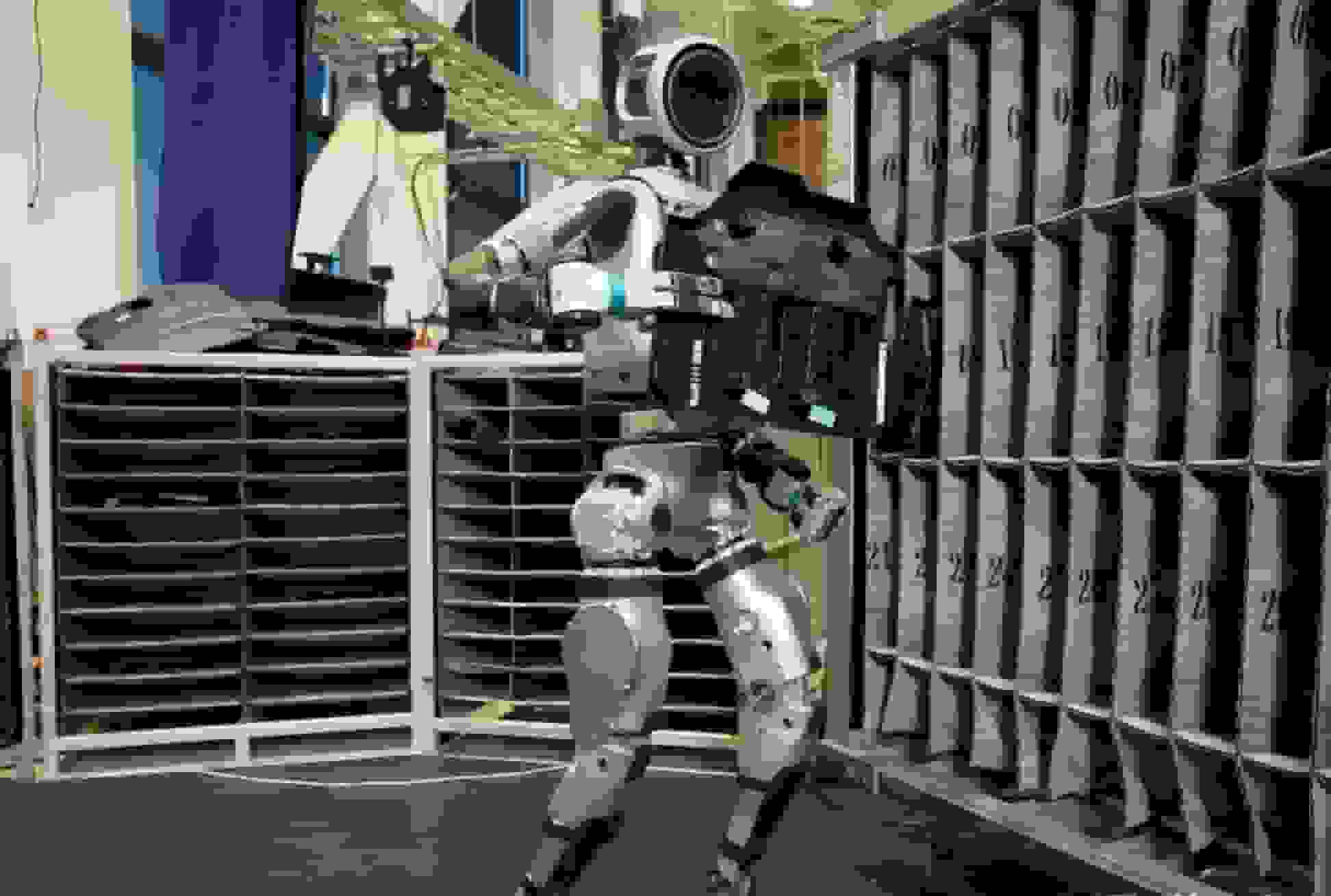 پیشرفت خیره‌کننده ربات بوستون داینامیکس در گرفتن اجسام