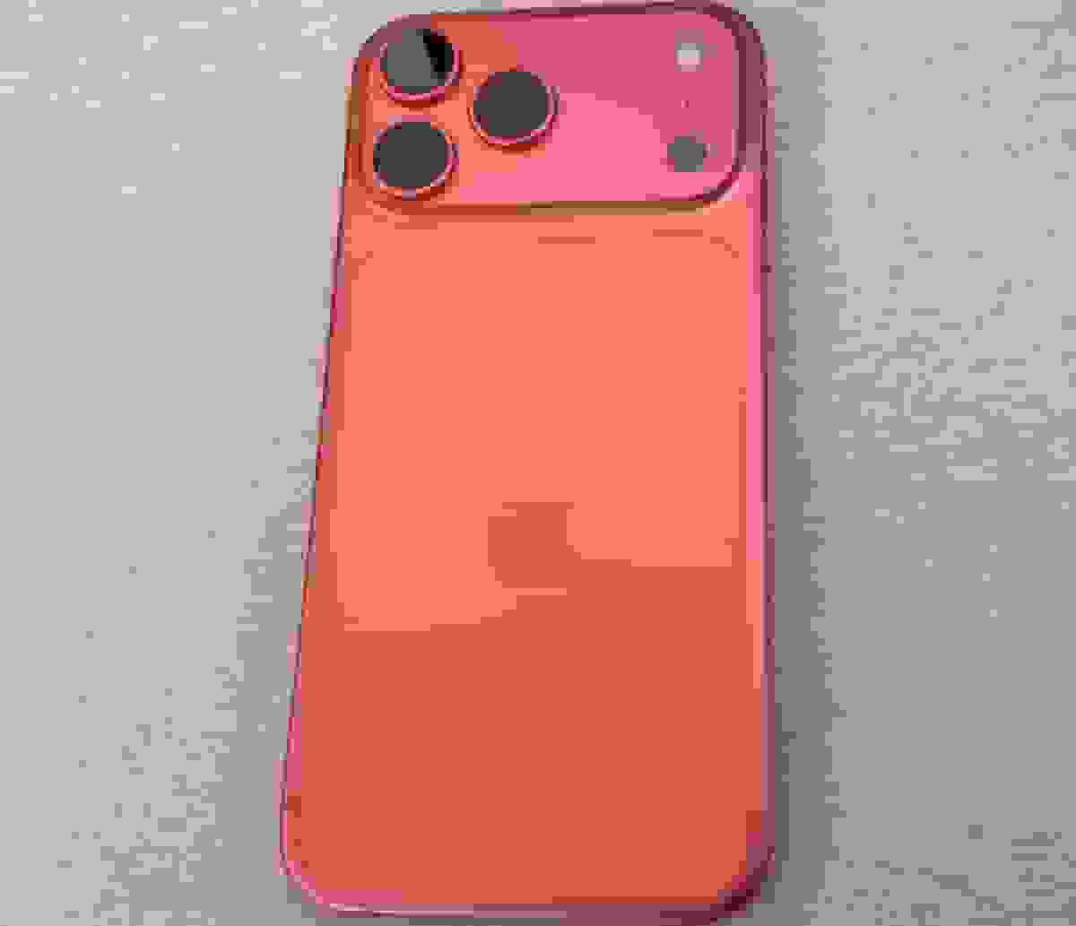 گزارش کاربر ردیت: تغییر رنگ آیفون 17 پرو مکس از نارنجی به صورتی