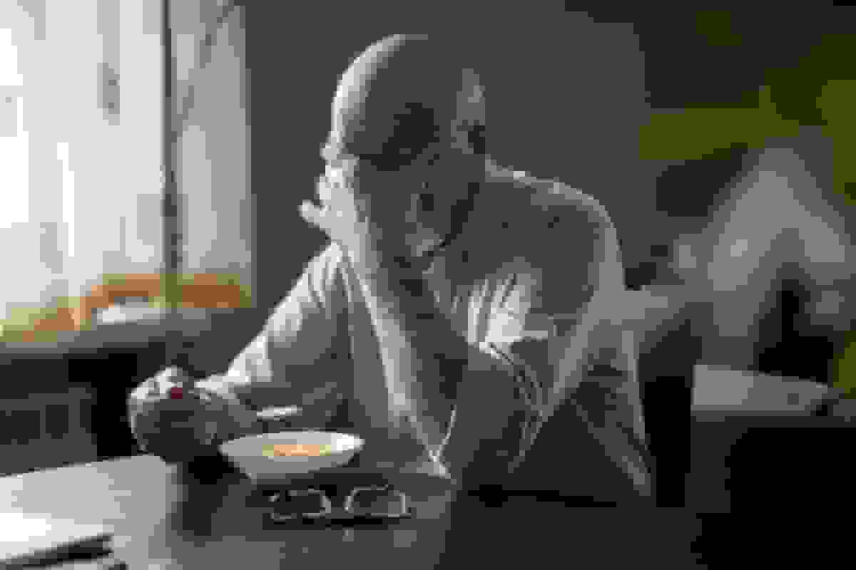 پژوهش جدید: تنها غذاخوردن برای سالمندان خطرناک است