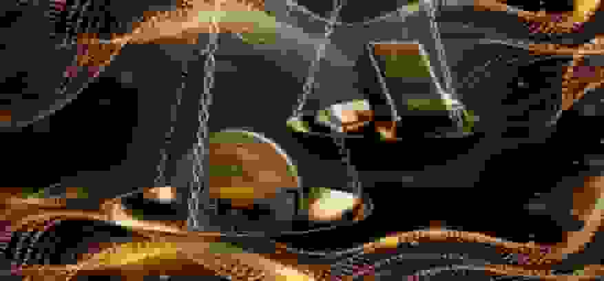 آبان کم‌نوسان برای طلا و بورس؛ ماه سقوط برای بیت‌کوین