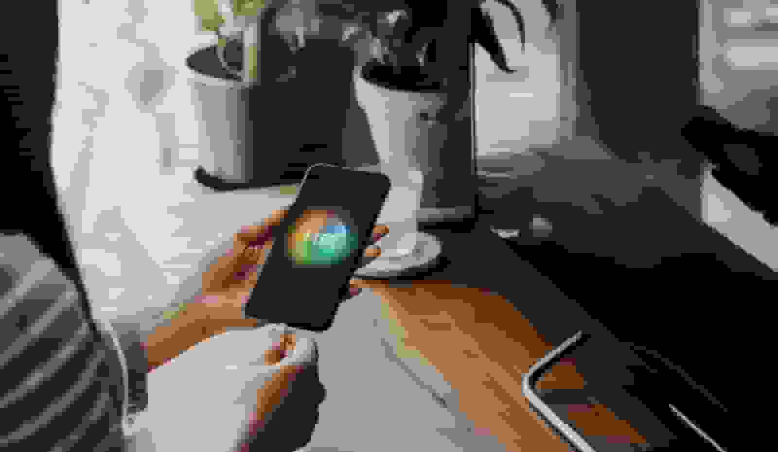 آیا شارژ مداوم به باتری گوشی‌های هوشمند آسیب می‌زند؟