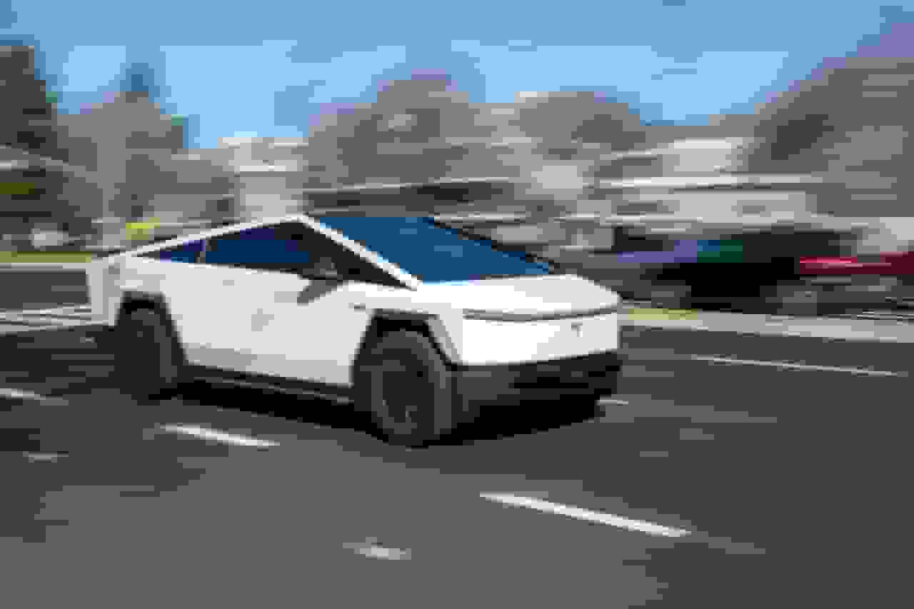 ایلان ماسک: نرم‌افزار جدید تسلا امکان ارسال پیام در حین رانندگی را فراهم می‌کند