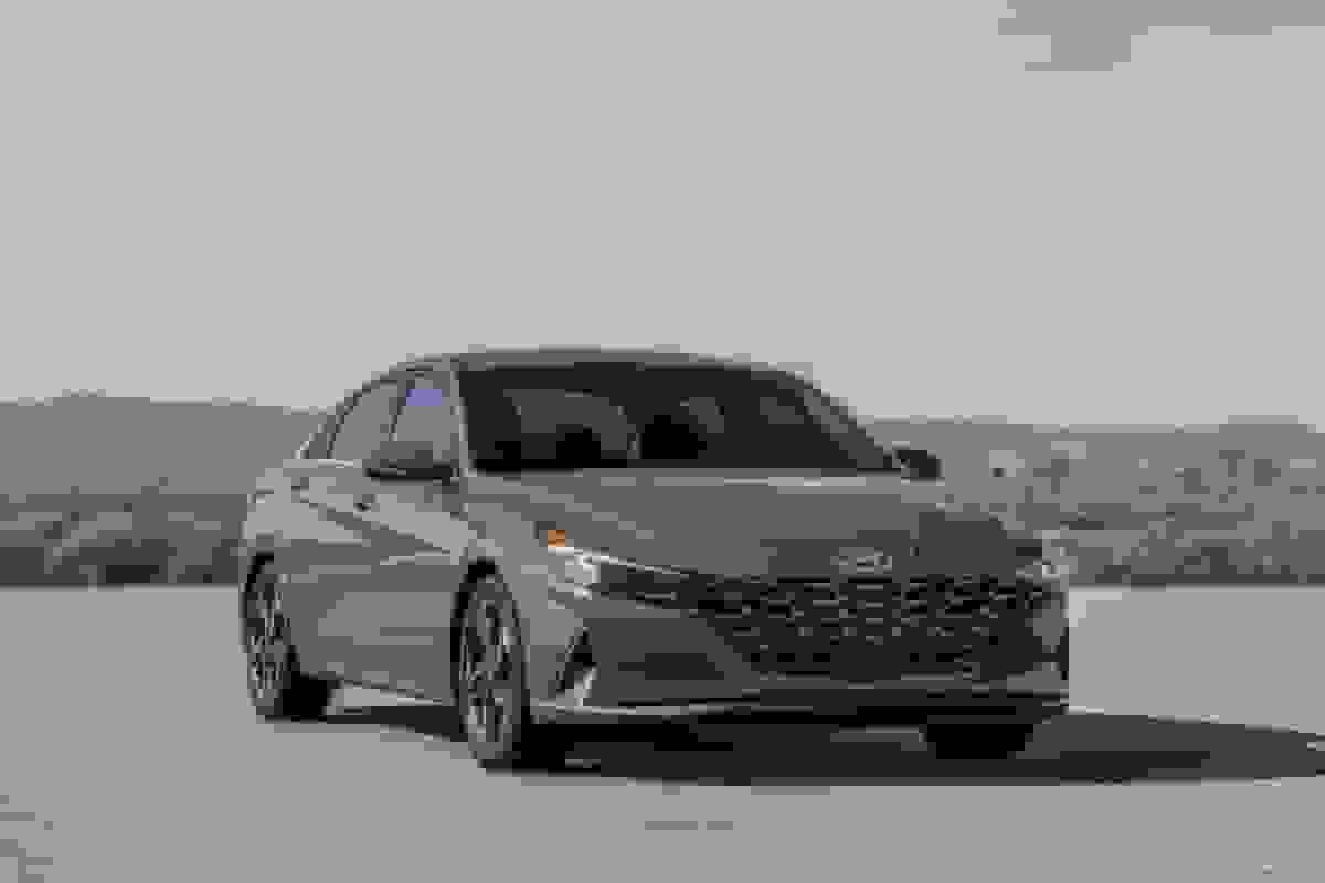 آغاز مرحله جدید عرضه خودروهای وارداتی با تویوتا کرولا و مزدا ۳