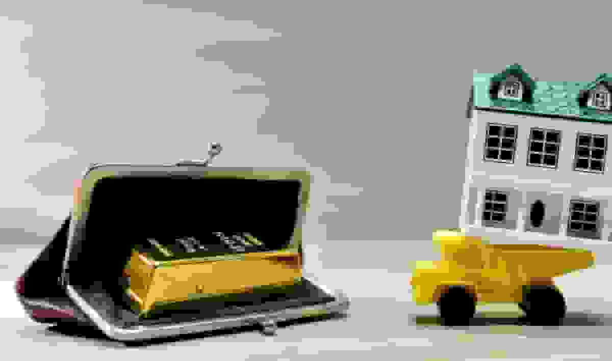 هجوم به بازار طلا؛ آیا فروش خودرو و خانه توجیه اقتصادی دارد؟