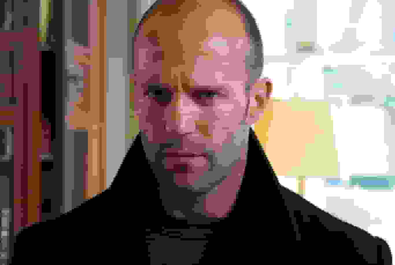 جیسون استاتهام در نقش جیسون استاتهام در یک فیلم کمدی بازی می‌کند