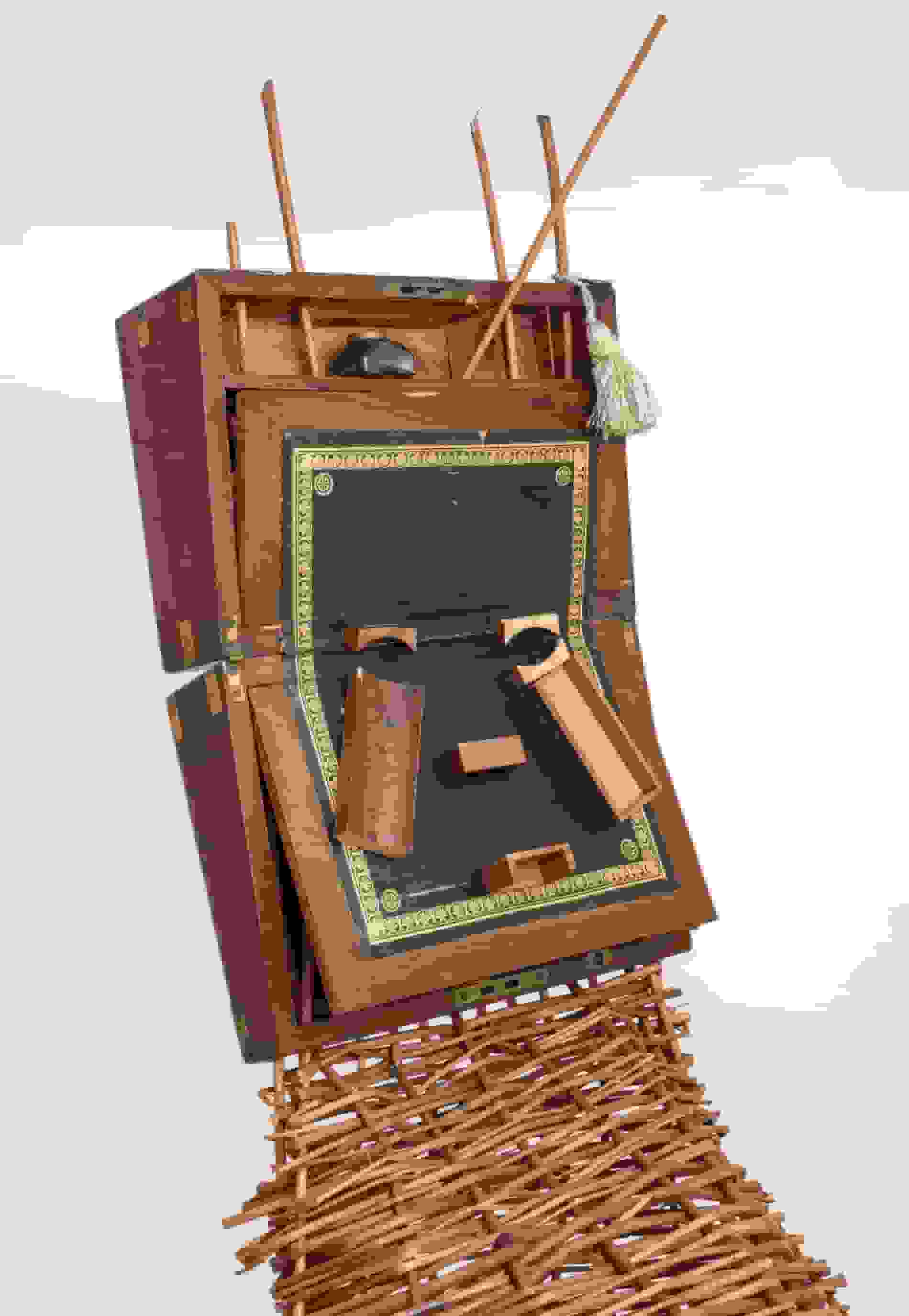 تلفیق میزهای نوشتار عتیقه با ماسک‌های آفریقایی در مجسمه‌های سونیا ای. بارت