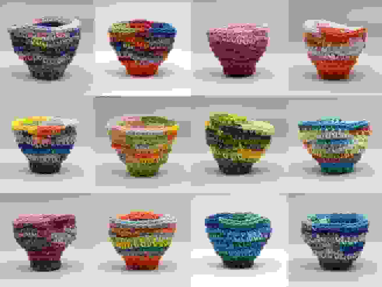 ظروف کوچک قلاب‌بافی شده توسط جرمی بروکس که محدودیت‌های سفال را به چالش می‌کشد