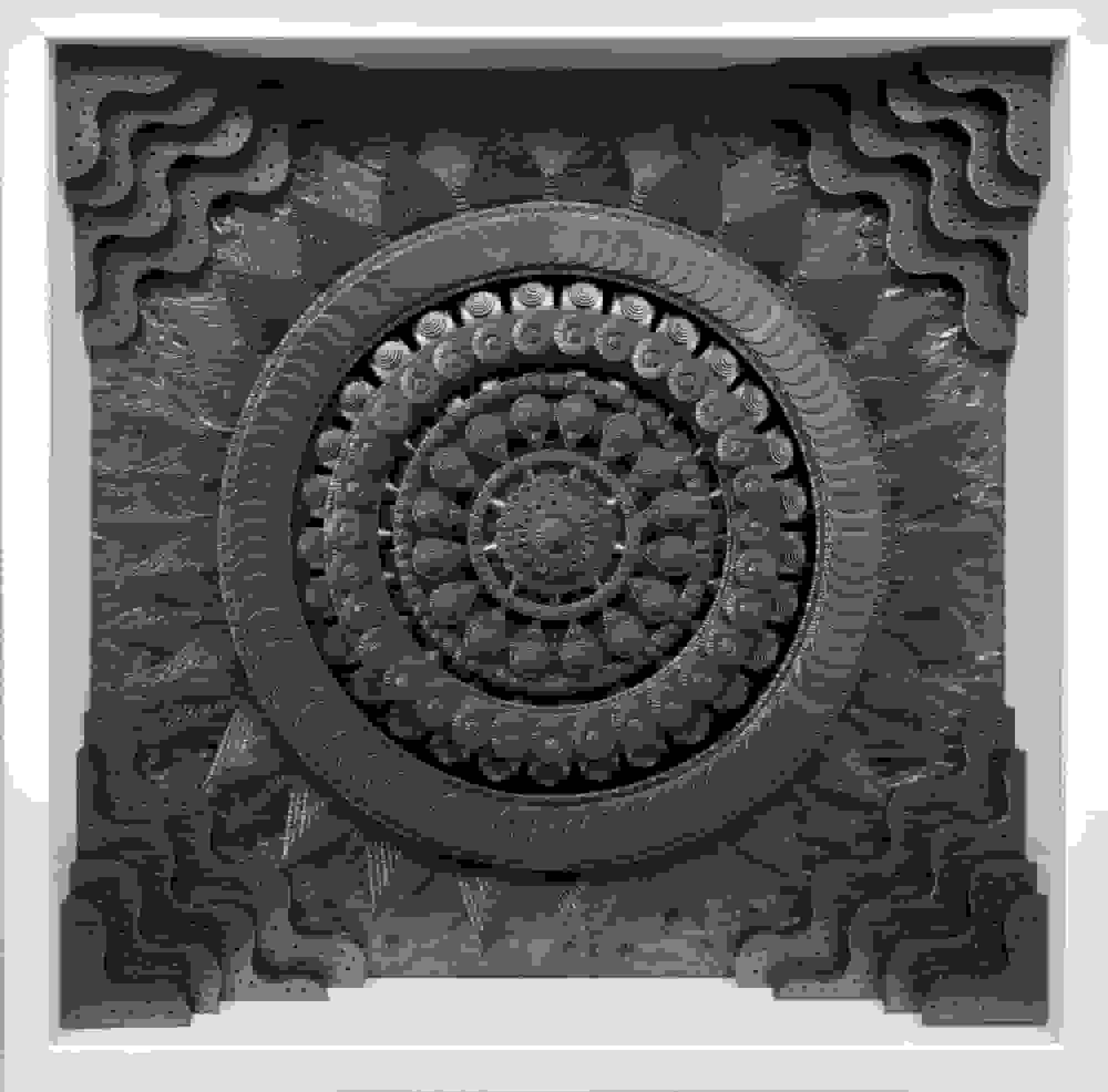 مجسمه‌های کاغذی متالیک مایکل ولیکت در مورد ماهیت آگاهی کاوش می‌کنند