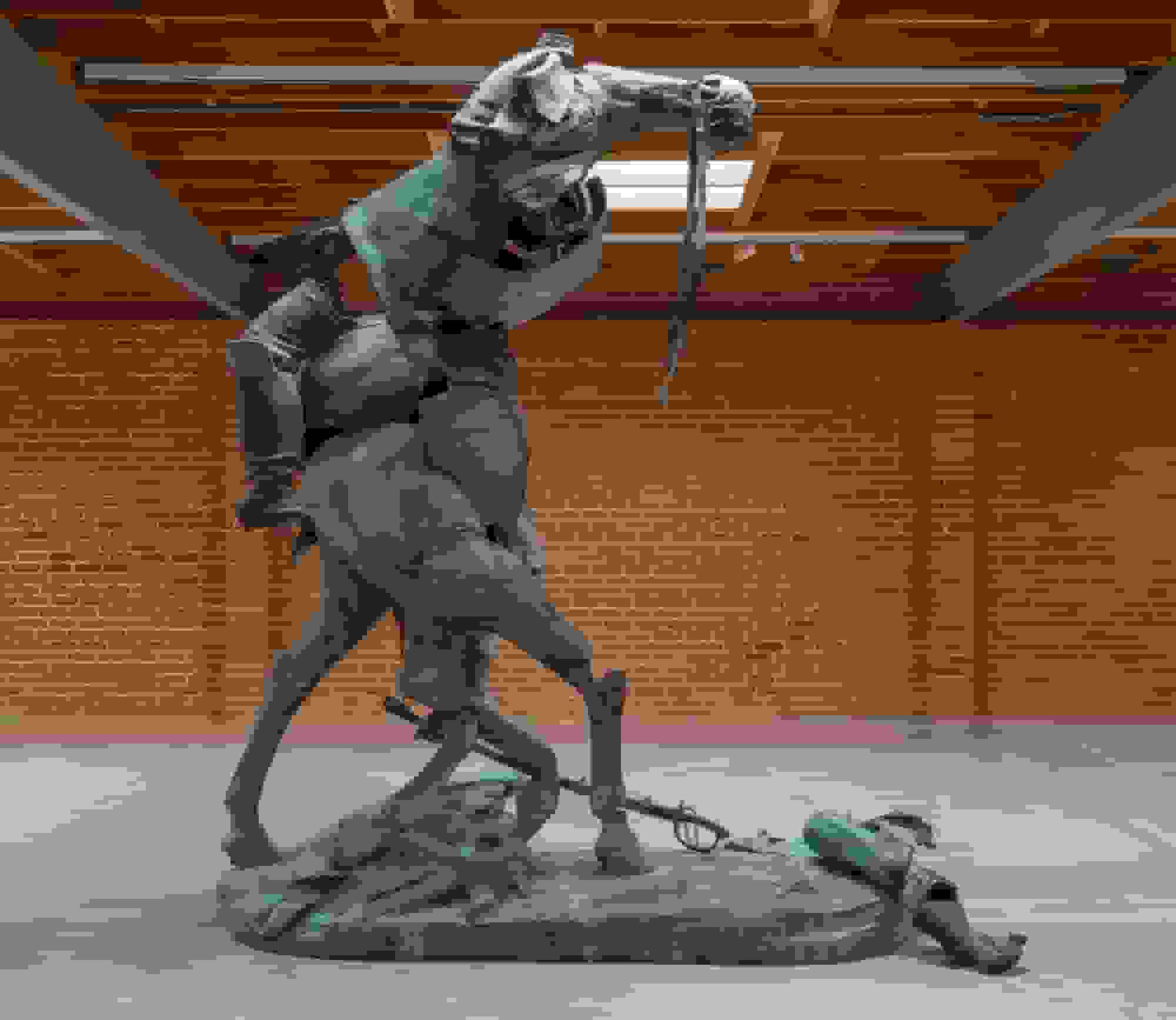 کارا واکر با 'پهپاد بی‌سرنشین' مجسمه استونیوال جکسون را بازآفرینی می‌کند