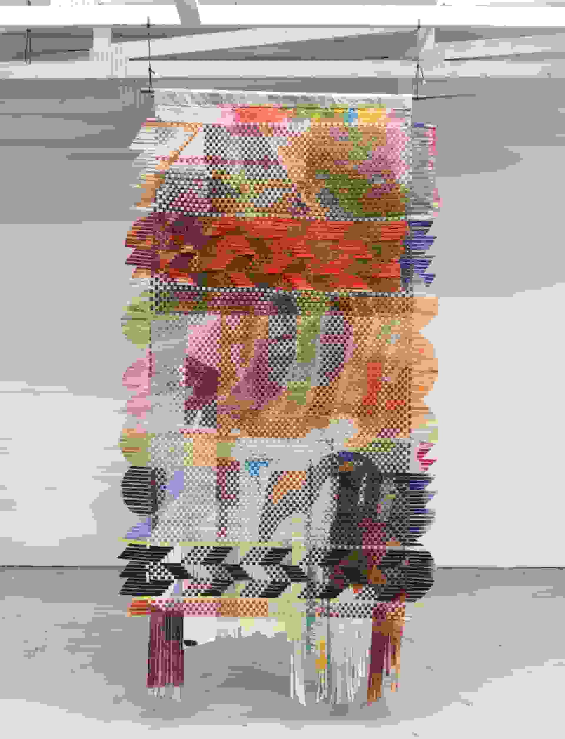 آثار انتزاعی میگل آرسابه در تقابل با بافت‌های آند