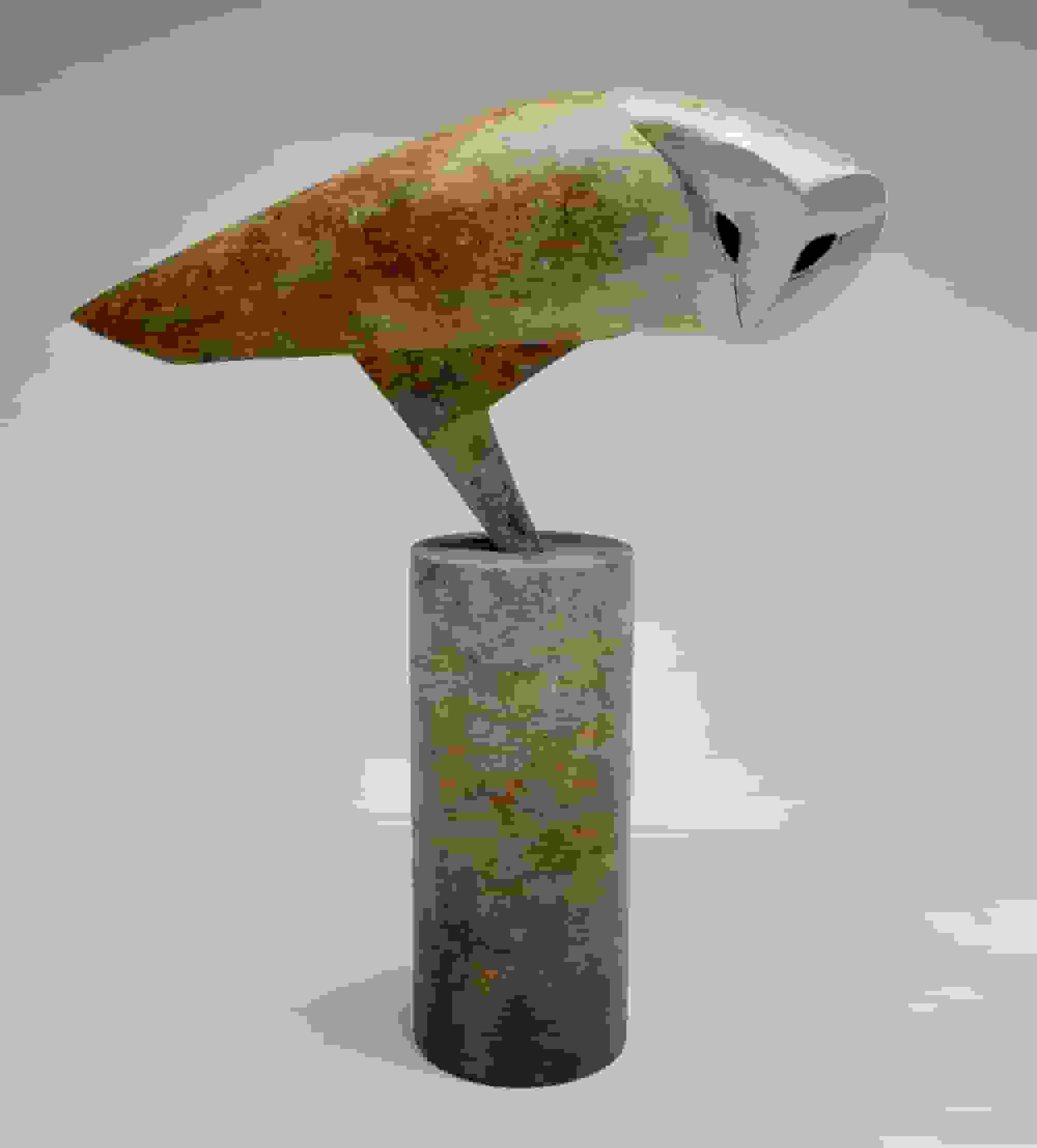 آنتونی تیکستون پرندگان پر روح را با برنز و سرامیک مجسمه‌سازی می‌کند