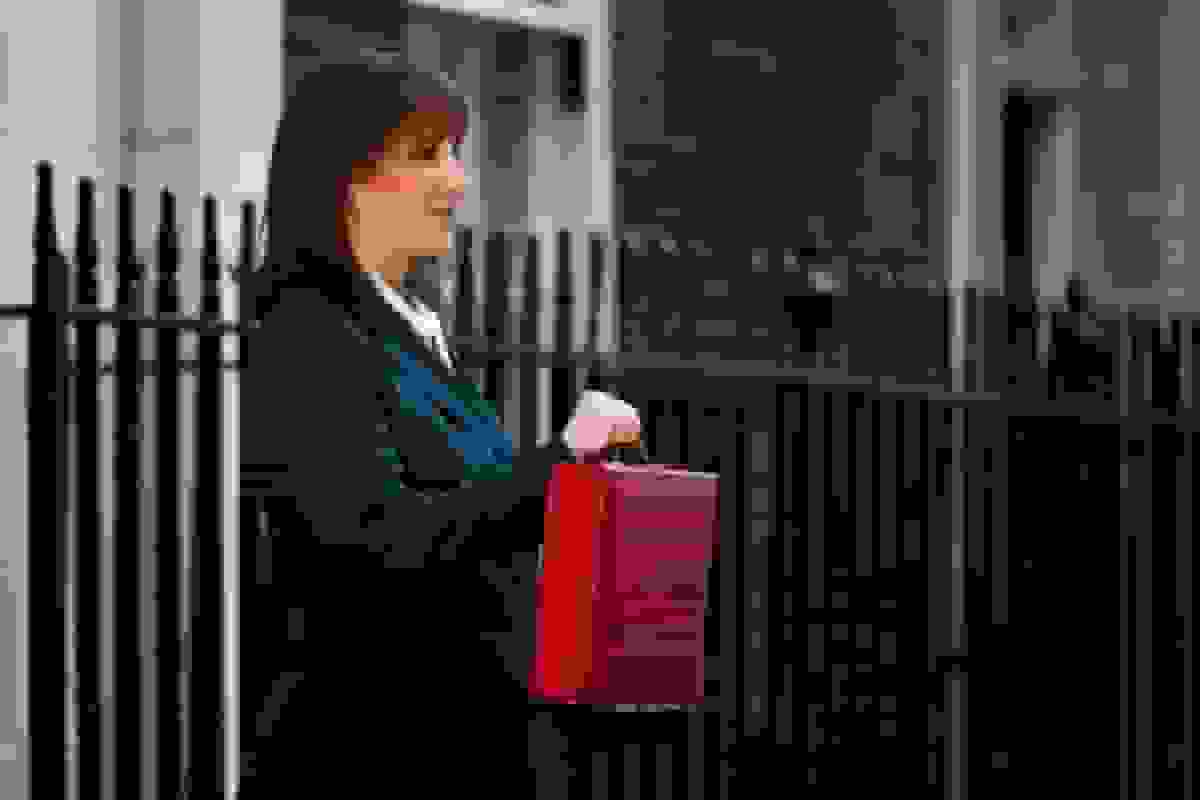 واکنش منفی بریتانیاییها به بودجه ریچل ریوز علیرغم آرامش بازارها