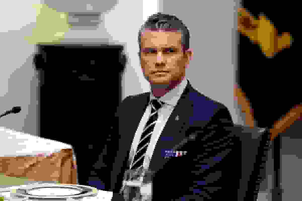 حملههای پیت هگست به سناتور مارک کلی درباره ویدیو دستورات غیرقانونی