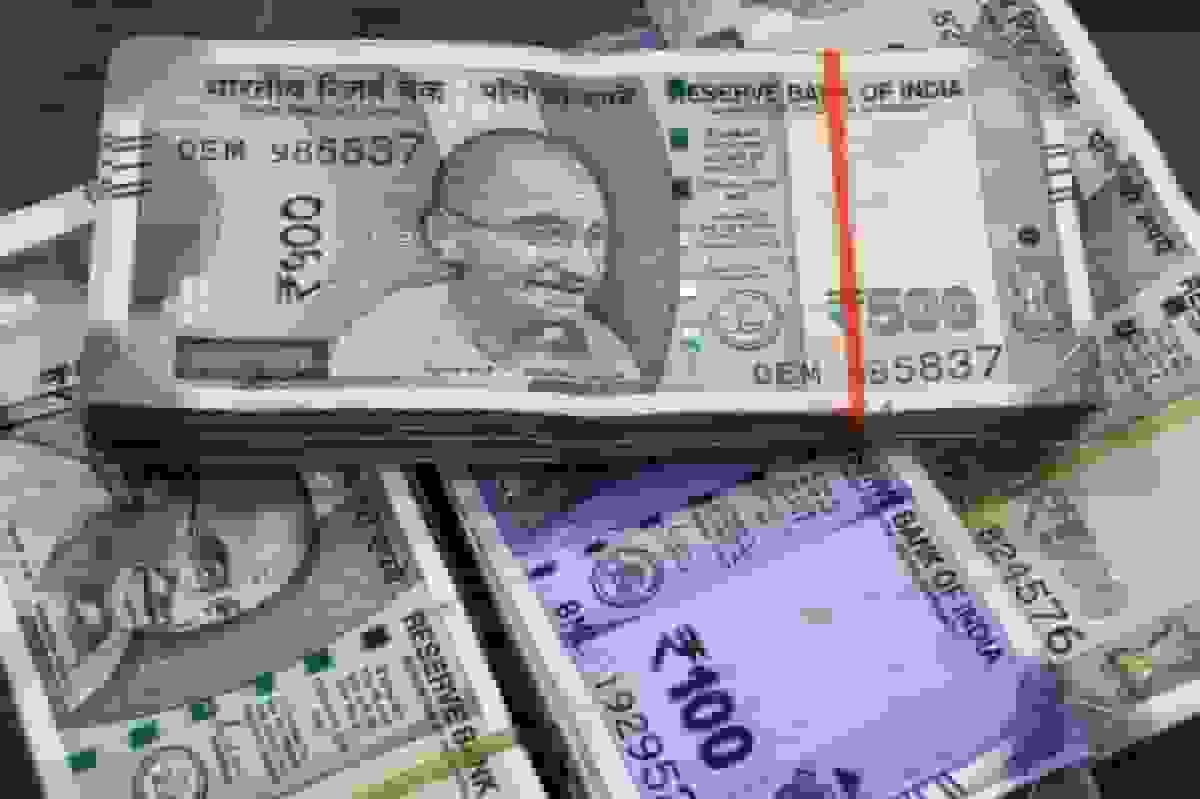 بانک مرکزی هند برای مهار کاهش روپیه، موقعیتهای شورت دلار را افزایش داده است