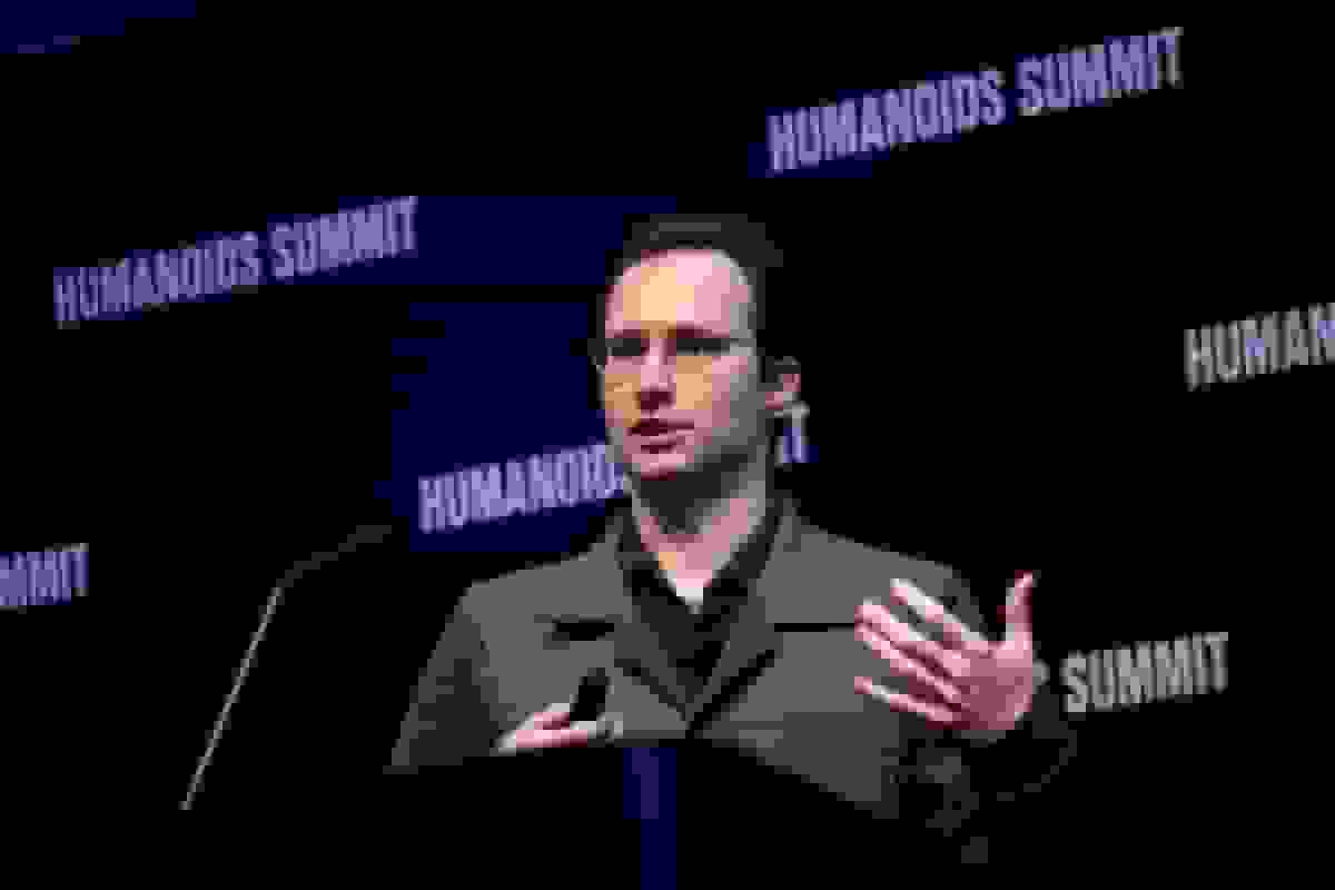 درون آزمایشگاه آموزش رباتها برای درست کردن قهوه و تا کردن لباسها