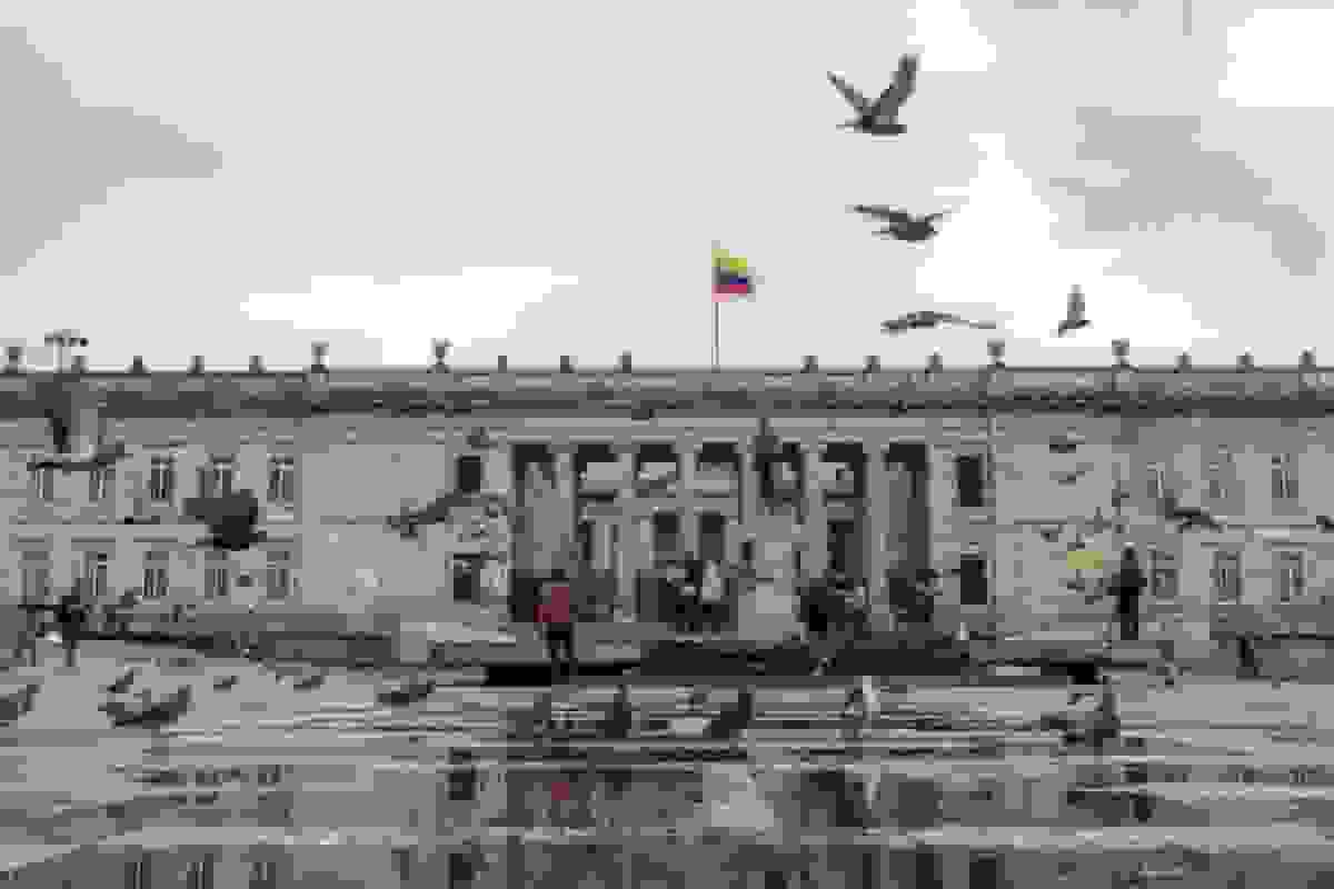 کلمبیا خرید اوراق قرضه خود را افزایش میدهد تا هزینه بدهی را کاهش دهد