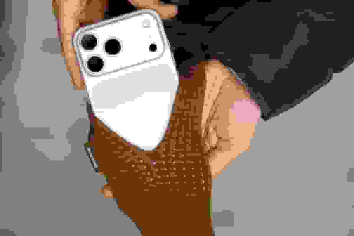 کیف آیفون ۲۳۰ دلاری اپل به سرعت به فروش رسید - بررسی عملکرد و استقبال