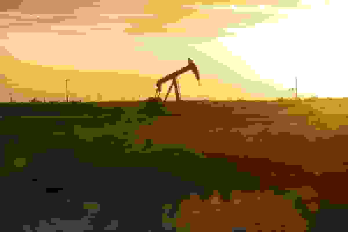 نفت خام ثابت ماند با تمرکز بر مذاکرات تجاری و نگرانیهای مازاد