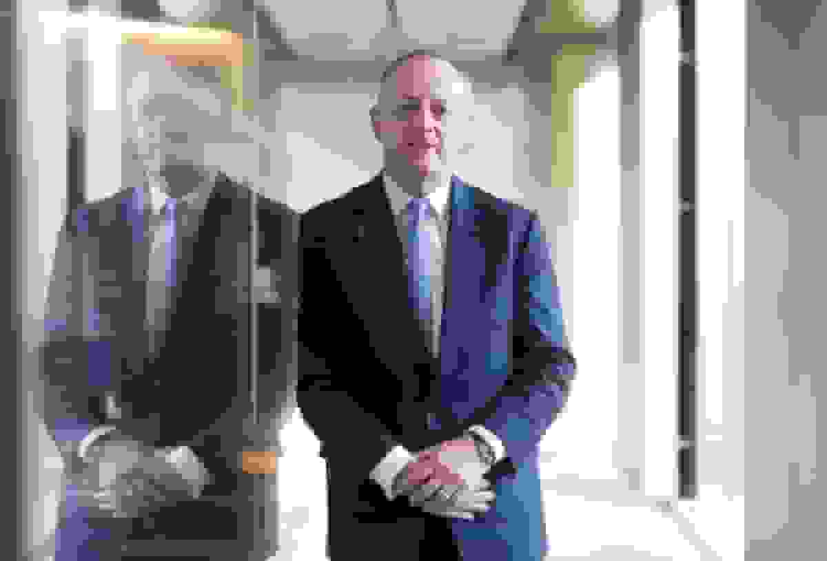 مدیر عامل سابق لویدز ۱۷ میلیون دلار شغل در AIG را به دلیل رابطه عاشقانه اداری از دست داد