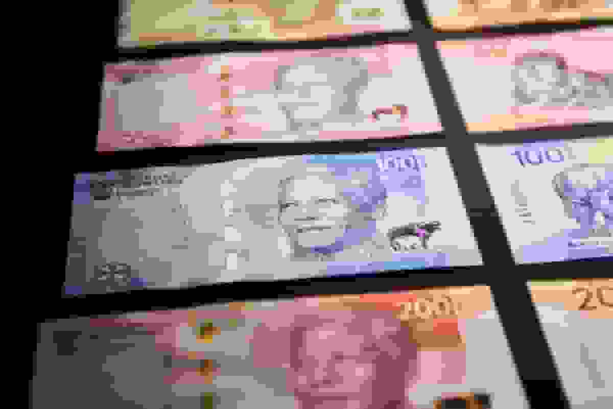 رند آفریقای جنوبی برای اولین بار از فوریه ۲۰۲۳ از مرز ۱۷ در برابر دلار عبور کرد