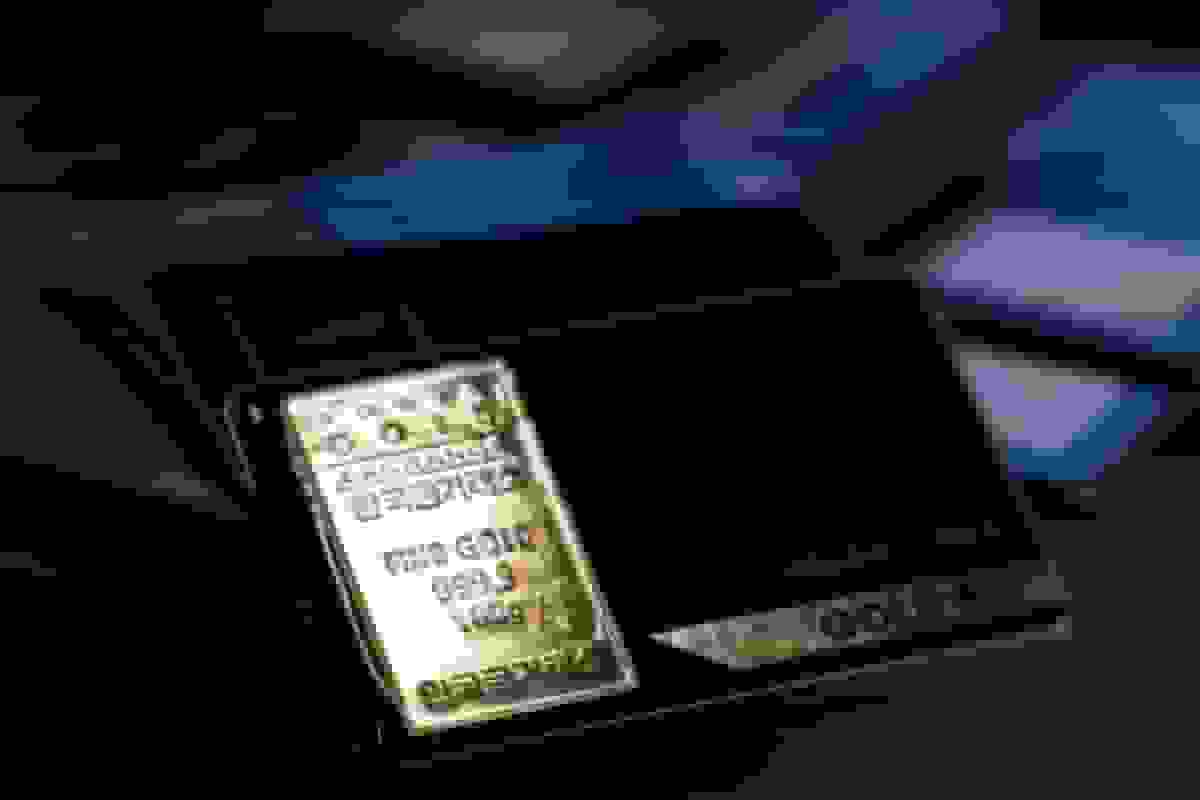 طلا پس از نخستین کاهش پنج روزه به دلیل تردید در کاهش نرخ بهره، ثابت ماند