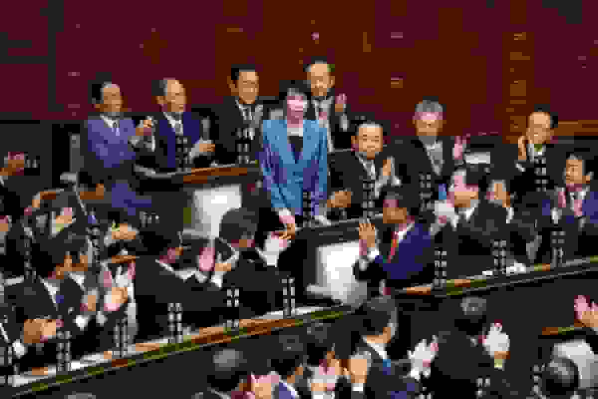 ژاپن با رهبر ملیگرا و طرفدار محرکهای اقتصادی به راست حرکت میکند