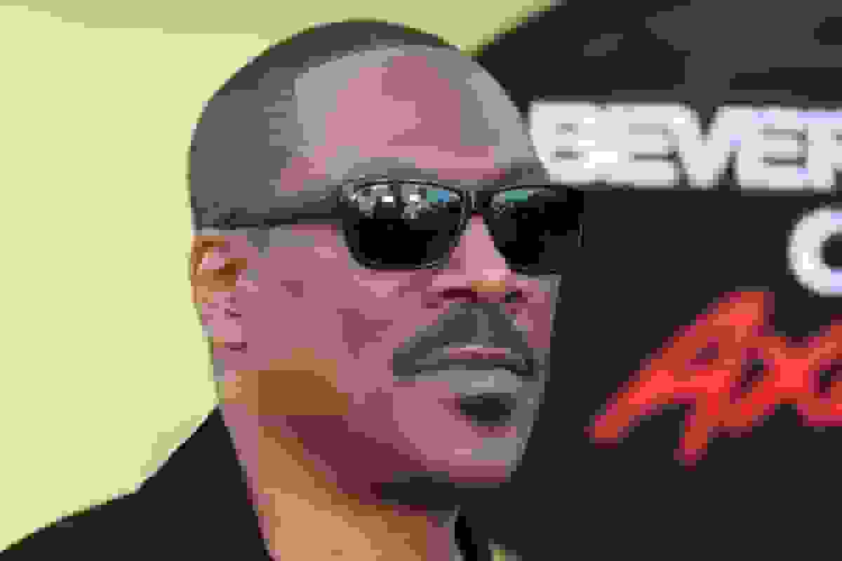 نقد فیلم «بیینگ ادی» نتفلیکس: نمایشی کنترلشده از زندگی ادی مورفی