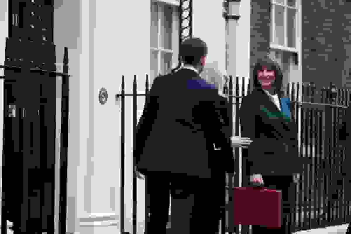 آلگرا استراتون: آیا بازارها از تأخیر در بودجه حمایت میکنند؟