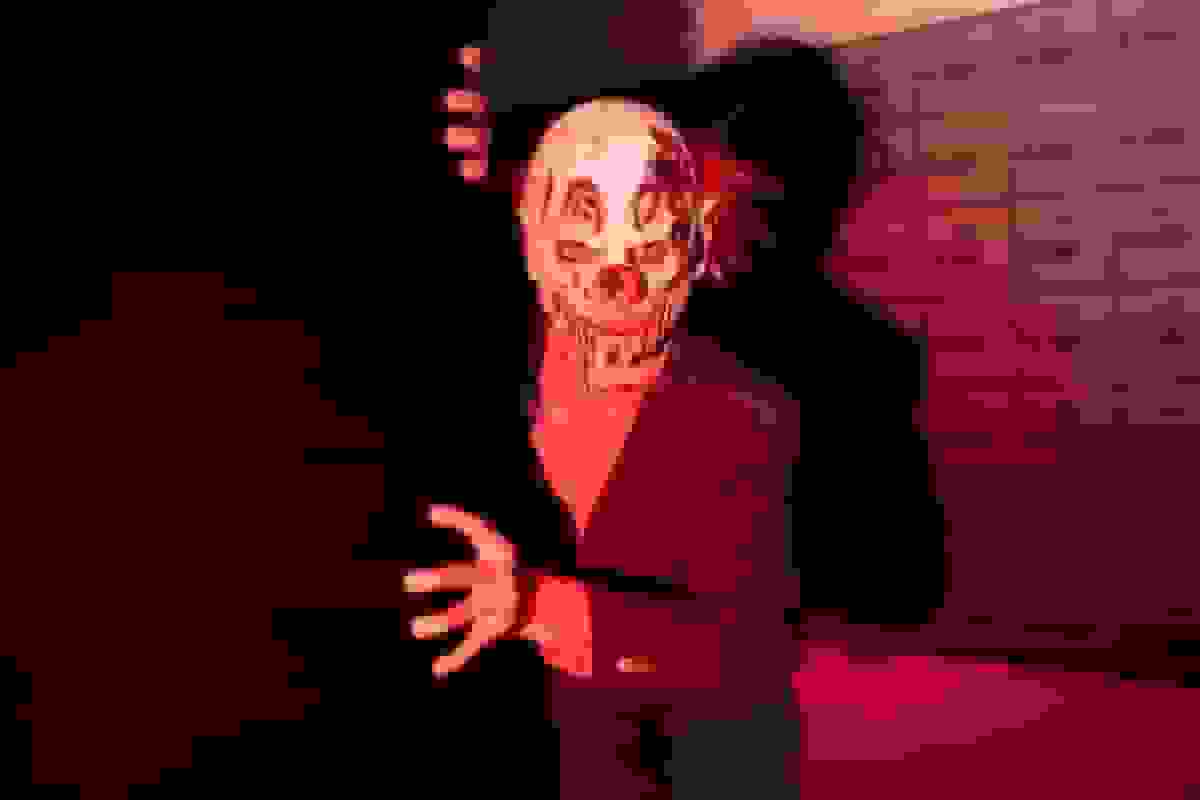 یک بانک نیویورکی با ترسهای پنهان در تاریکی