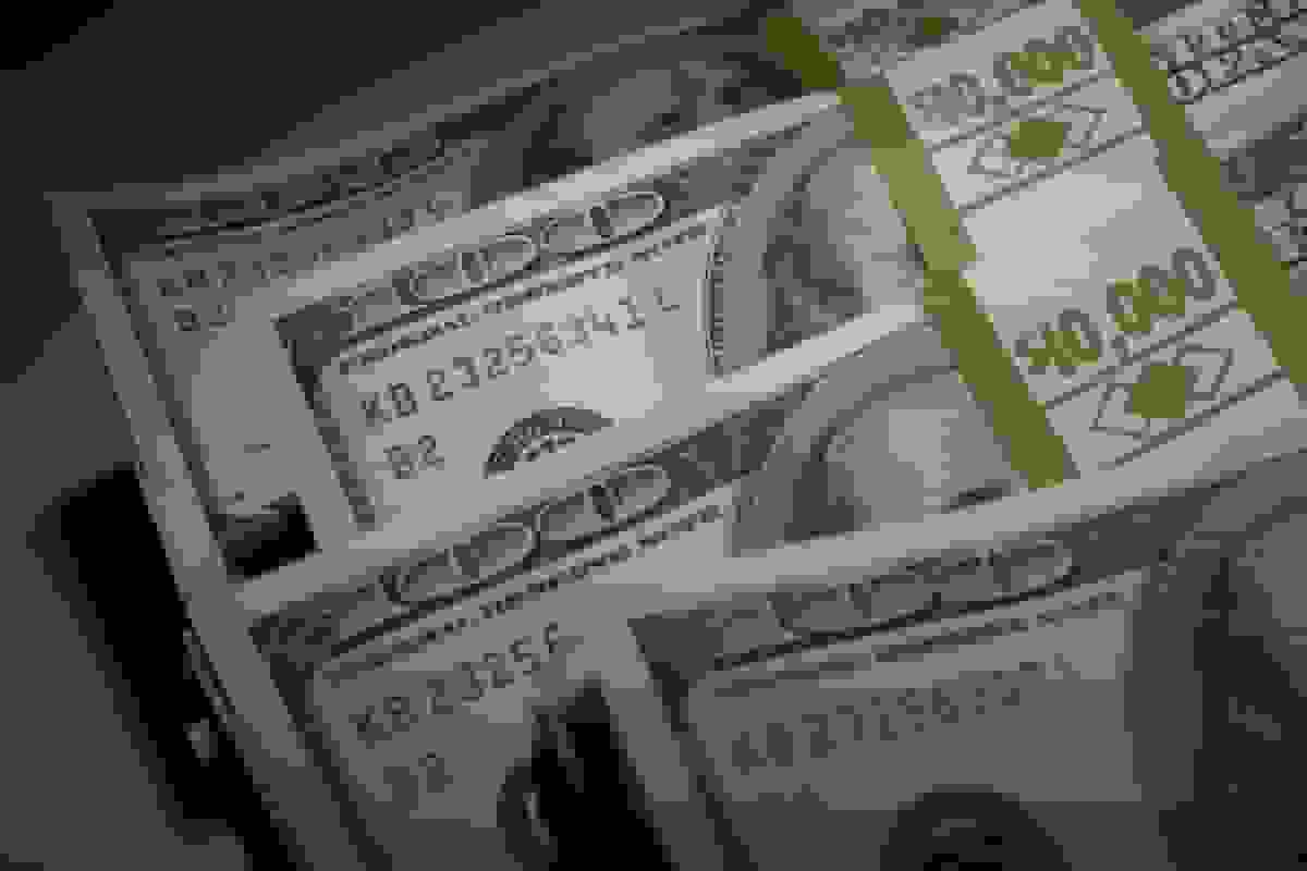 دلار در بدترین هفته از ماه ژوئیه به دلیل شرطبندیها روی فدرال رزرو و نگرانیهای بانکی