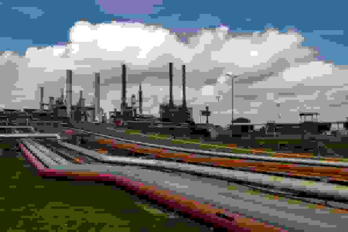 قیمت نفت ثابت ماند؛ تمرکز معاملهگران بر مازاد عرضه و مذاکرات تجاری آمریکا-چین