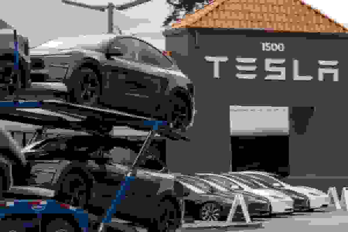 تسلا بیش از ۱۳ هزار خودروی برقی را به دلیل خطر از دست دادن ناگهانی باتری فراخوانی میکند