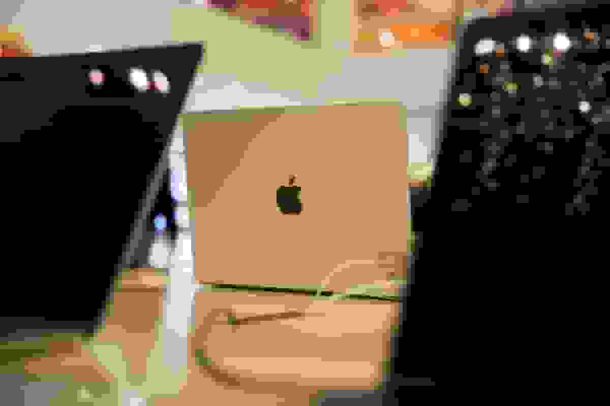 اپل آمادهسازی مکبوک پرو با صفحهنمایش لمسی و سوراخ دوربین