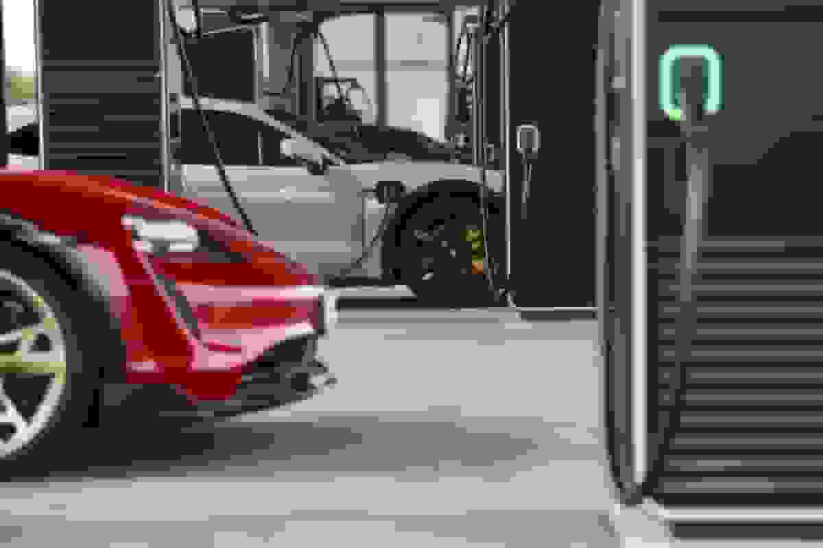 پورشه با عقبنشینی از برنامههای الکتریکی به نزدیک یک میلیارد یورو زیان رسید