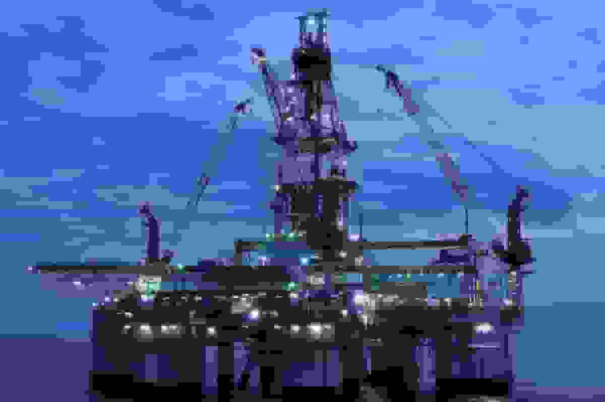 نفت جان گرفت، اما سقوط ادامه دارد/ آتشسوزی پالایشگاه شورون قیمتها را یکدرصد بالا برد