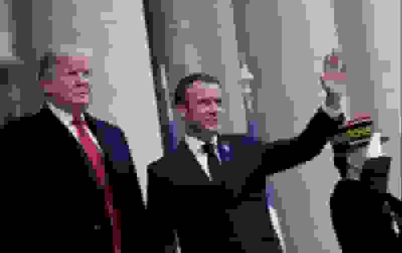 ترامپ و ماکرون در حین دست دادن با یکدیگر مچاندازی کردند