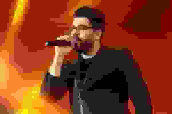 اجرای حامد همایون در مراسم رونمایی مجسمه «زانوزنندگان مقابل ایران» در تهران