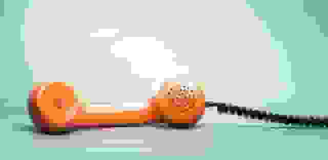 مخابرات برای حرف نزدن با تلفن پول میگیرد/ کاریکاتور