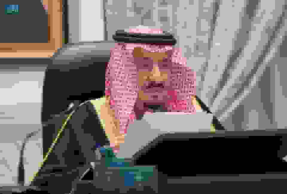 ملک سلمان پادشاه عربستان در حال اجرای رقص شمشیر سنتی آردا در سال ۱۳۸۱