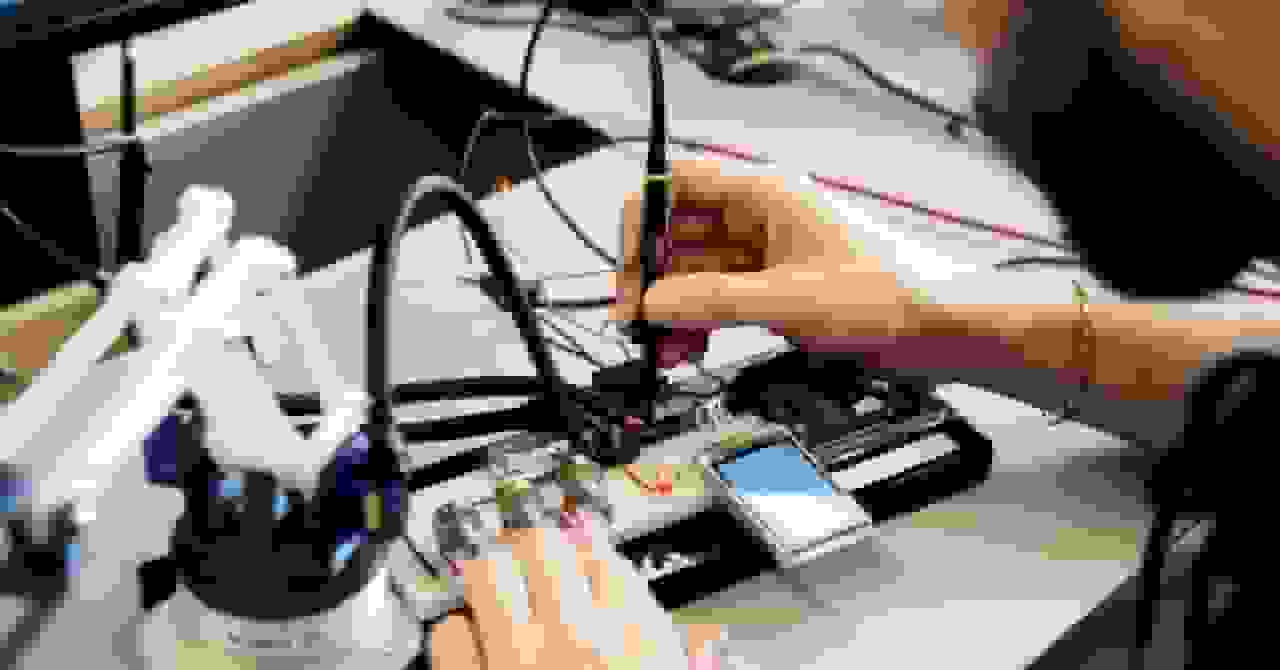 چگونه فرزندان خود را به رشتههای STEM علاقهمند کنیم حتی با آیندهای نامشخص