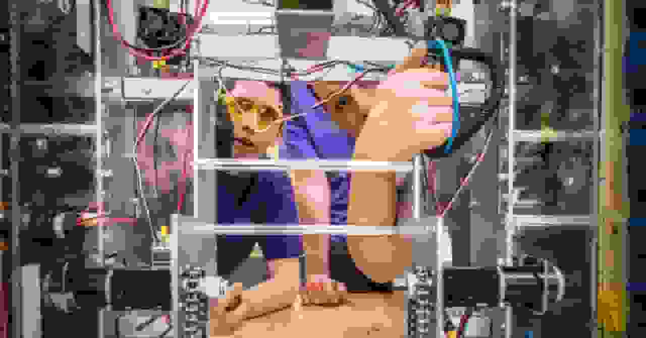 تأثیر هوش مصنوعی بر تغییر برنامههای درسی دانشآموزان دبیرستانی در رشتههای STEM