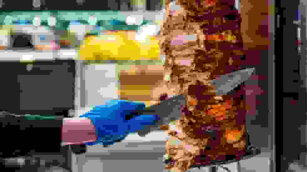 افسر اوکراینی سربازان را از جبهه به کیوسک کباب همسرش منتقل کرد