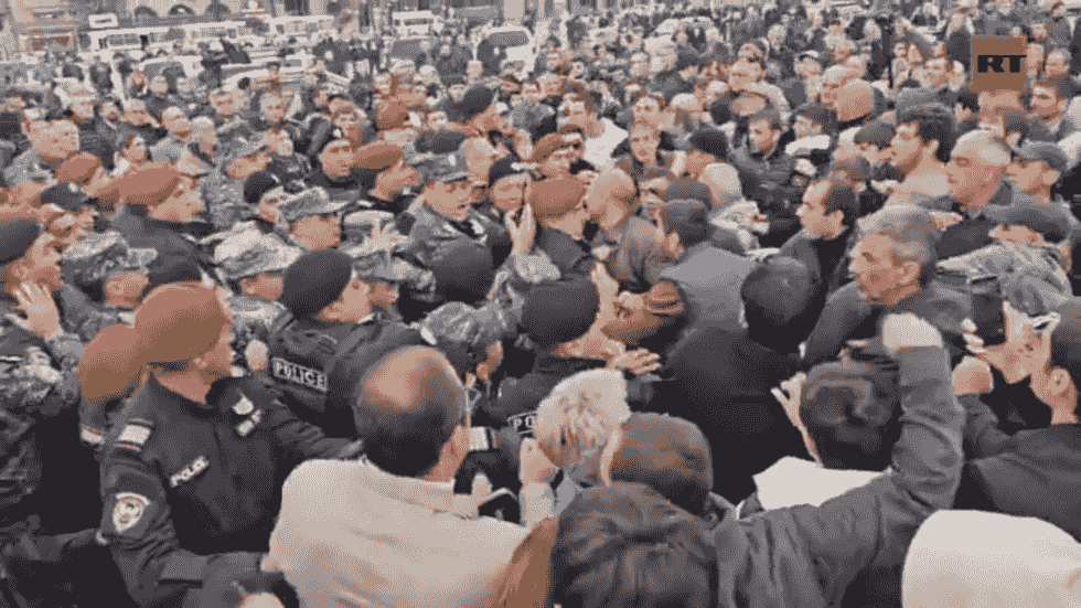 بازداشت شهردار مخالف ارمنی در پی سرکوب دولت (فیلمها)