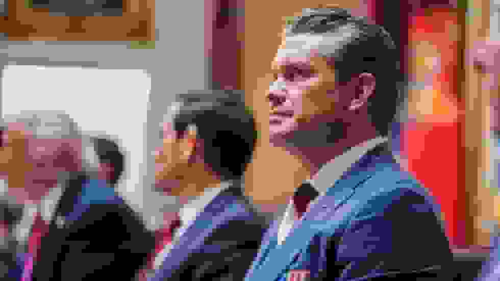 پنتاگون با شوخی «مادرت خریده» به تابلوی مشابه پرچم روسیه وزیر دفاع آمریکا پاسخ داد